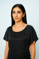 بلوزة بياقة دائرية مزينة بالدانتيل