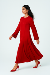 فستان ماكسي أنيق بأكمام مزينة بالكريستال