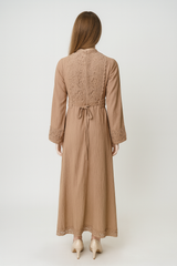 فستان ماكسي بتفاصيل دانتيل فاخرة على الصدر والأكمام والحافة السفلية