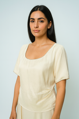 بلوزة بياقة دائرية مزينة بالدانتيل