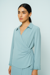 بلوزة ملفوفة بياقة كلاسيكية وأكمام مزينة بالخرز