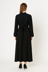 فستان ماكسي بتفاصيل دانتيل فاخرة على الصدر والأكمام والحافة السفلية