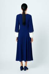 فستان ماكسي أنيق بأكمام مزينة بالكريستال