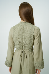 فستان ماكسي بتفاصيل دانتيل فاخرة على الصدر والأكمام والحافة السفلية