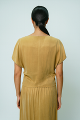 بلوزة بياقة دائرية مزينة بالدانتيل