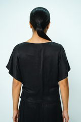 بلوزة بياقة دائرية مزينة بالدانتيل