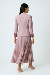 فستان ماكسي بليسيه مع جاكيت بتصميم بليزر مطرّز