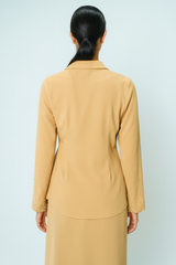 بلوزة ملفوفة بياقة كلاسيكية وأكمام مزينة بالخرز