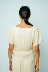 بلوزة بياقة دائرية مزينة بالدانتيل