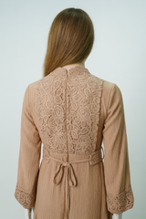 فستان ماكسي بتفاصيل دانتيل فاخرة على الصدر والأكمام والحافة السفلية