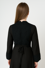 فستان ماكسي بتفاصيل دانتيل فاخرة على الصدر والأكمام والحافة السفلية