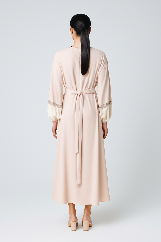 فستان ماكسي أنيق بأكمام مزينة بالكريستال