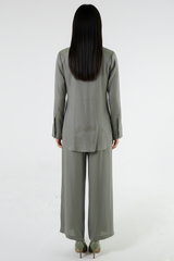 قميص طويل الأكمام بقماش مُنقوش مع حزام من نفس الخامة