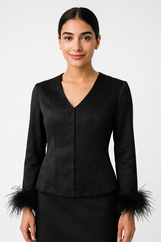 بلوزة مفصّلة بأساور مزينة بالريش