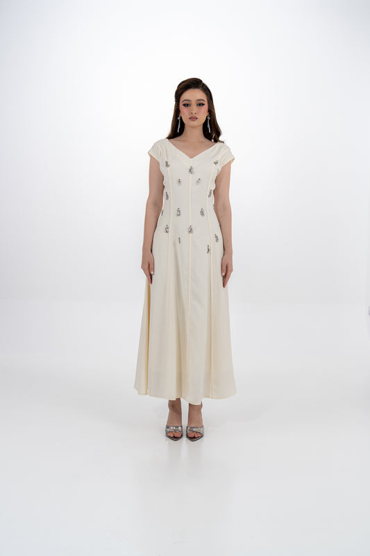 فستان سهرة بقصة A مطرّز بالكريستال وياقة كتف مكشوف