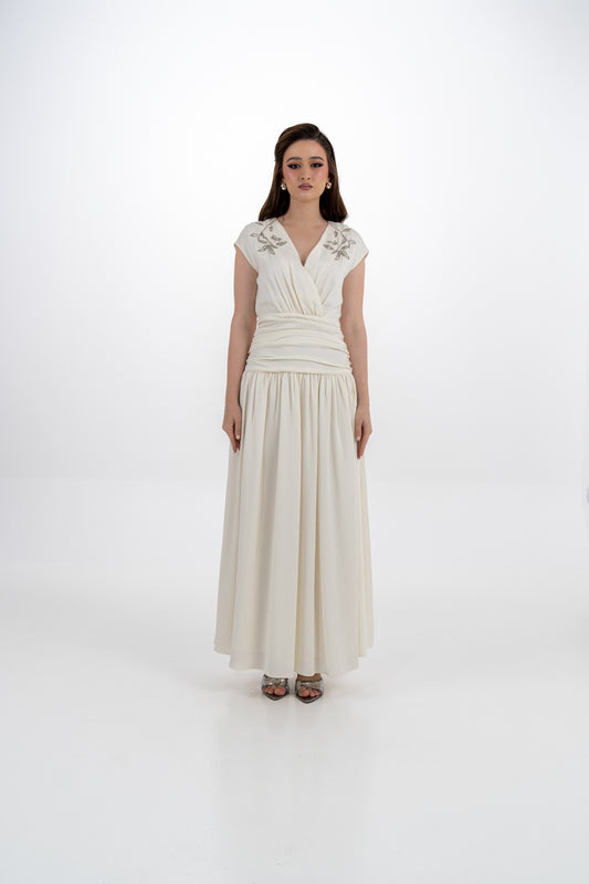 فستان ماكسي بأكمام قصيرة مطرزة وخصر مكشكش