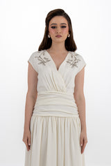 فستان ماكسي بأكمام قصيرة مطرزة وخصر مكشكش