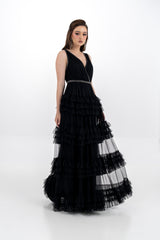 فستان سهرة من الشيفون بطبقات كشكش وتطريز كريستالي