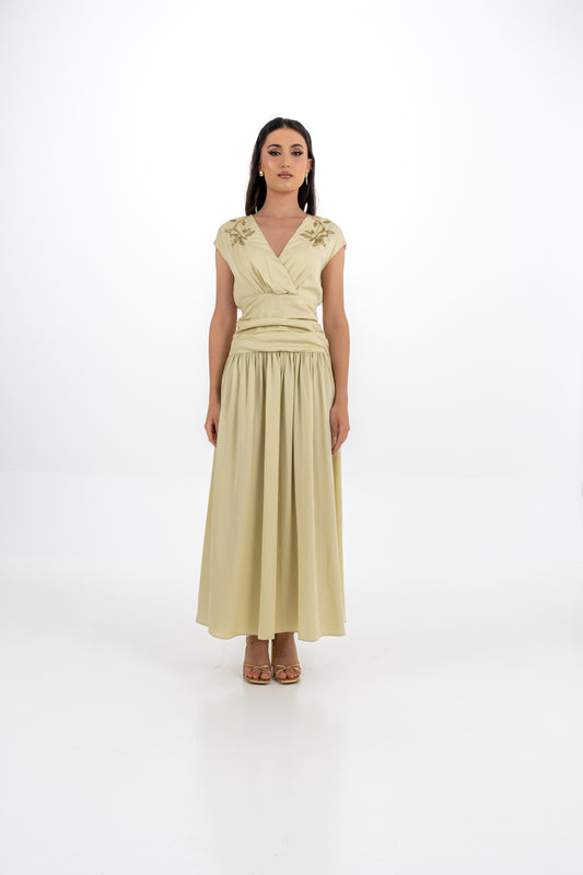 فستان ماكسي بأكمام قصيرة مطرزة وخصر مكشكش