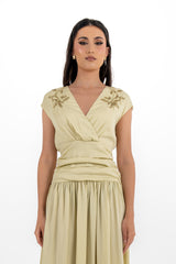 فستان ماكسي بأكمام قصيرة مطرزة وخصر مكشكش