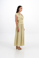 فستان ماكسي بأكمام قصيرة مطرزة وخصر مكشكش