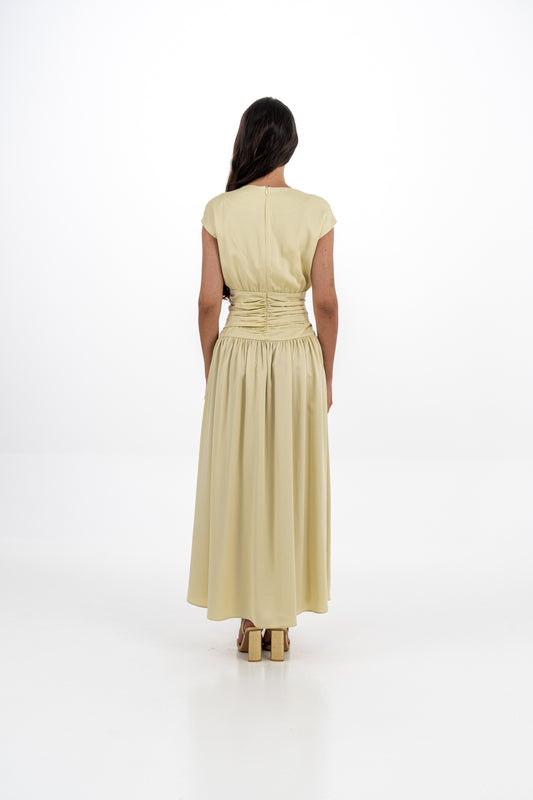 فستان ماكسي بأكمام قصيرة مطرزة وخصر مكشكش