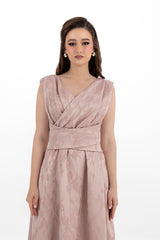 فستان ميدي بدون أكمام من قماش البروكيد