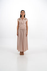 فستان ماكسي بأكمام قصيرة مطرزة وخصر مكشكش