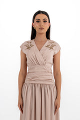 فستان ماكسي بأكمام قصيرة مطرزة وخصر مكشكش