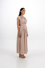 فستان ماكسي بأكمام قصيرة مطرزة وخصر مكشكش