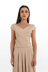 توب بياقة على شكل قلب وأكمام كاب