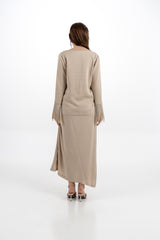 بلوزة بياقة على شكل V وتفاصيل شراشيب كريستالية على الأكمام