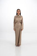 قميص ساتان مزين بياقة أوراق كريستالية وقَصّة غير متساوية