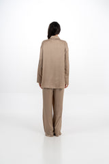 قميص ساتان مزين بياقة أوراق كريستالية وقَصّة غير متساوية