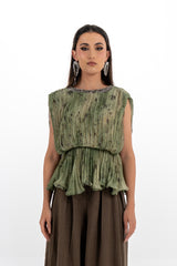 توب بلا أكمام بكسرات ناعمة وقصة بيبلوم مع ياقة مزينة