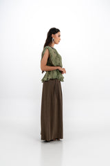 توب بلا أكمام بكسرات ناعمة وقصة بيبلوم مع ياقة مزينة