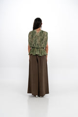 توب بلا أكمام بكسرات ناعمة وقصة بيبلوم مع ياقة مزينة