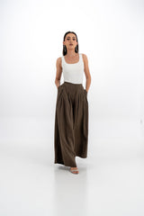 بنطال واسع بخصر عالٍ وطيات أمامية