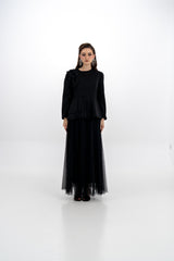 طقم جاكيت مطرّز وتنورة تول أنيقة