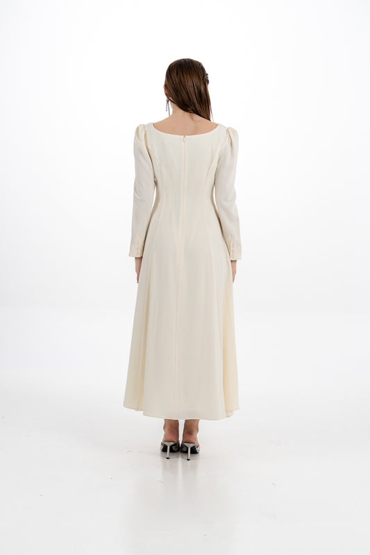 فستان ماكسي أنيق بأكمام طويلة وطيات مزينة