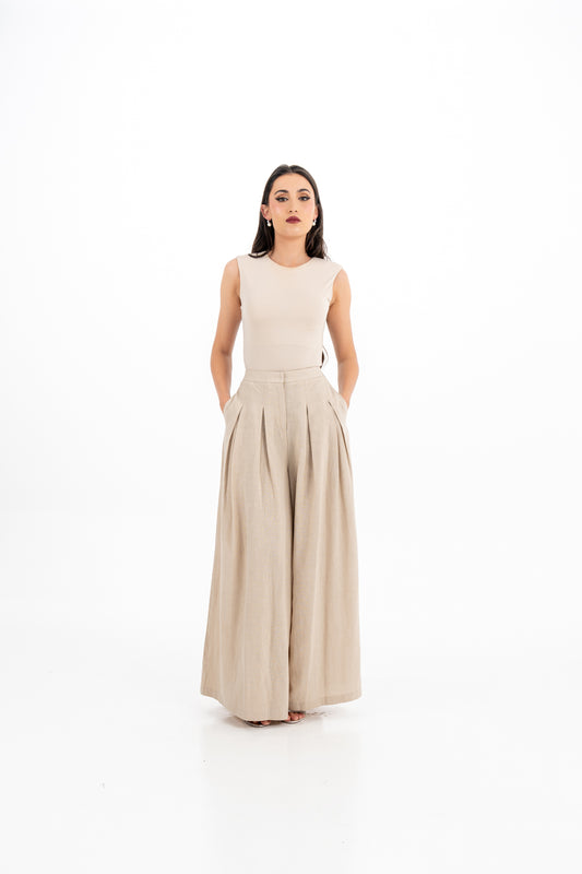 بنطال واسع بخصر عالٍ وطيات أمامية