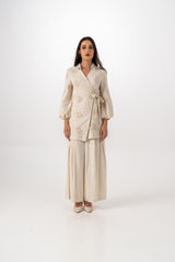 بلوزة برباط جانبي وتطريز زهري