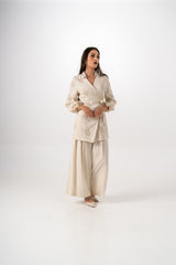 بلوزة برباط جانبي وتطريز زهري