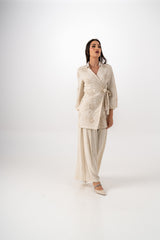 بلوزة برباط جانبي وتطريز زهري