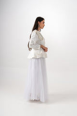 طقم جاكيت مطرّز وتنورة تول أنيقة