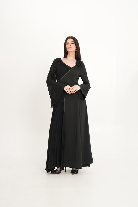 فستان بكسرات غير متماثلة وتطريز كريستالي مع وردة على الكتف