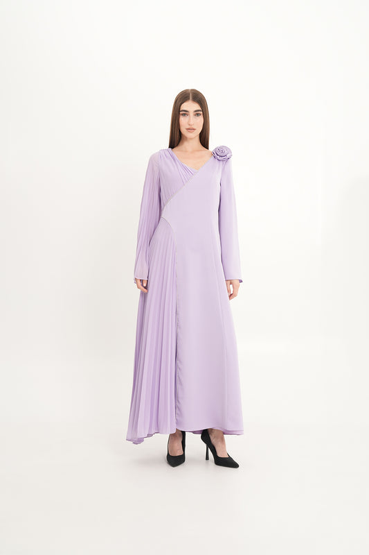 فستان بكسرات غير متماثلة وتطريز كريستالي مع وردة على الكتف