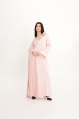 فستان بكسرات غير متماثلة وتطريز كريستالي مع وردة على الكتف