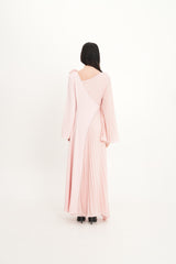 فستان بكسرات غير متماثلة وتطريز كريستالي مع وردة على الكتف