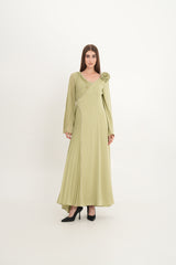 فستان بكسرات غير متماثلة وتطريز كريستالي مع وردة على الكتف